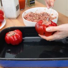 Umplerea gogoșarilor cu compoziția de carne și așezarea în tavă pentru coacere