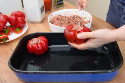Umplerea gogoșarilor cu compoziția de carne și așezarea în tavă pentru coacere