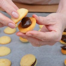 Asamblare paleuri cu cremă ganache de ciocolată, fursecuri fragede de casă umplute manual