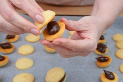 Asamblare paleuri cu cremă ganache de ciocolată, fursecuri fragede de casă umplute manual