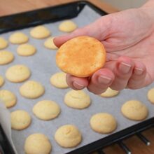 Fursec pentru paleuri cu fundul ușor rumenit, după coacere, prezentat în palmă