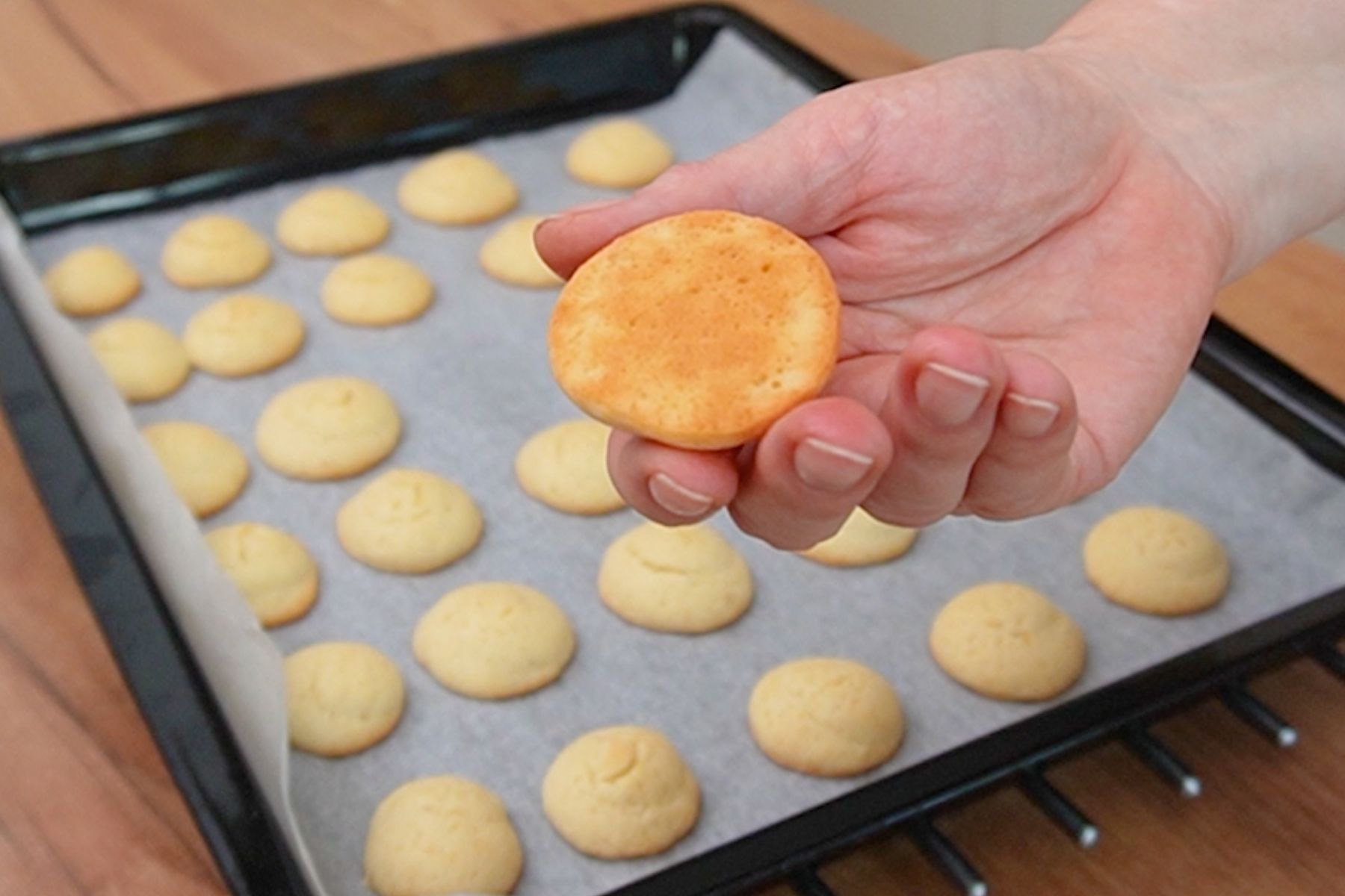 Fursec pentru paleuri cu fundul ușor rumenit, după coacere, prezentat în palmă