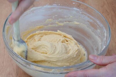 Aluat fraged pentru fursecuri paleuri, amestecat într-un bol de sticlă