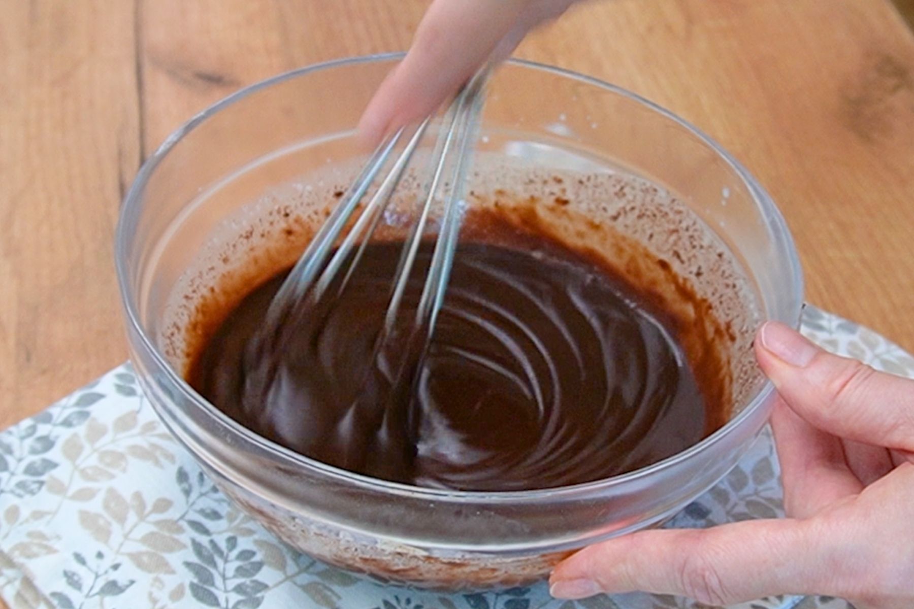 Ganache de ciocolată pentru umplutura paleurilor, preparată într-un bol de sticlă