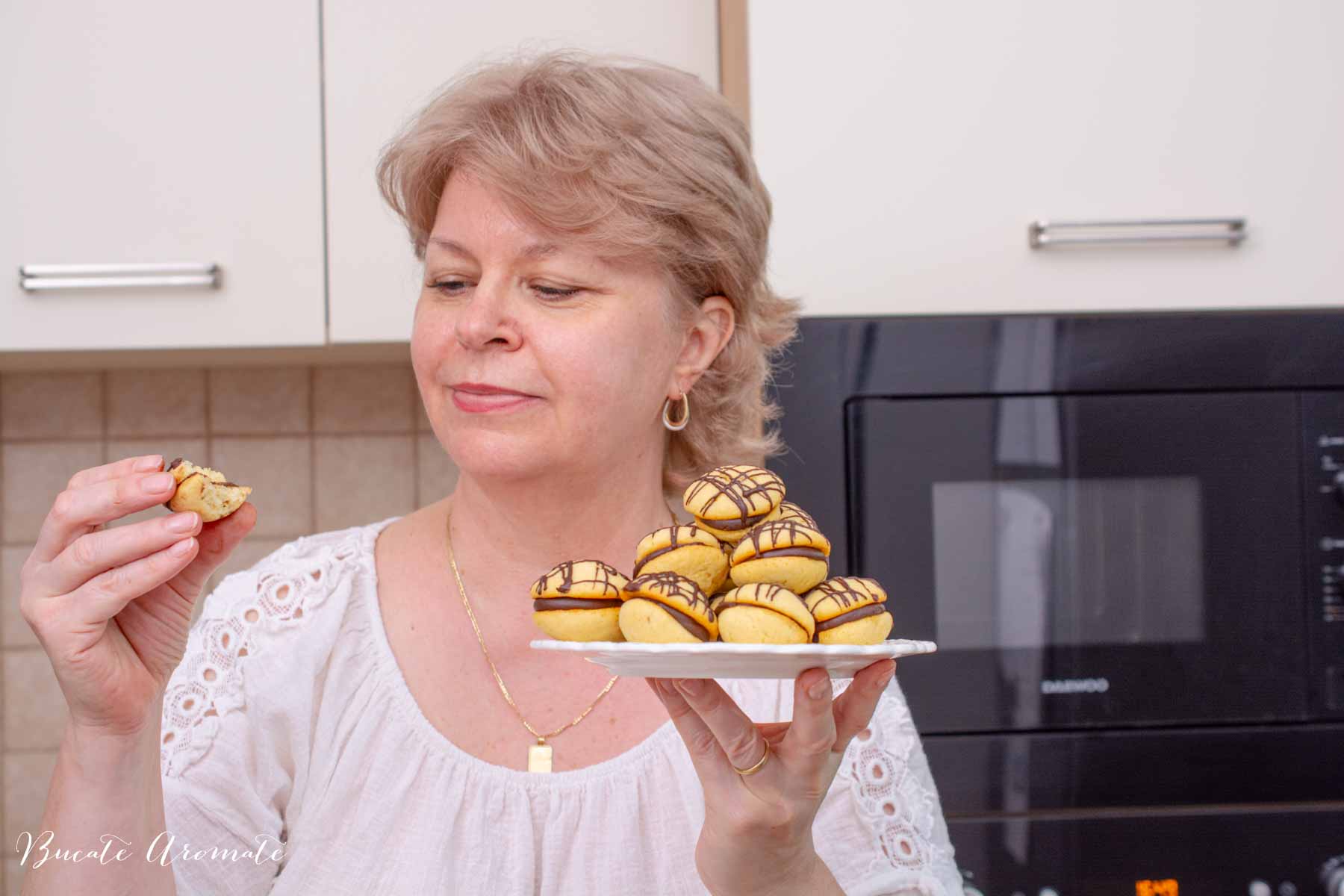 Iuliana de la Bucate Aromate în bucătăria proprie, gustând paleurile cu cremă ganache și glazură de ciocolată