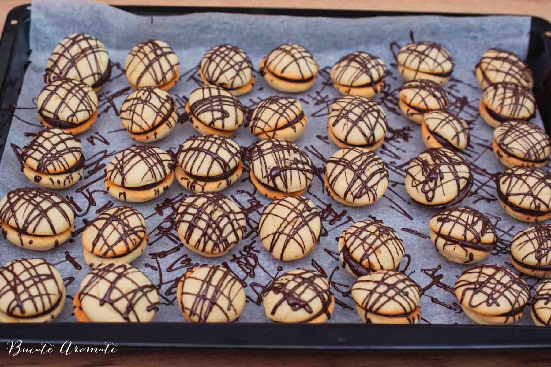 Paleuri cu ciocolată pe tavă, proaspăt coapte, decorate cu glazură de ciocolată amăruie