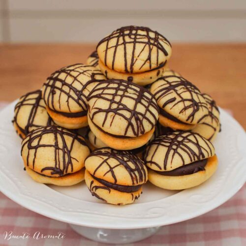 Paleuri fragede cu cremă de ciocolată și decor de ciocolată topită, aranjate pe platou