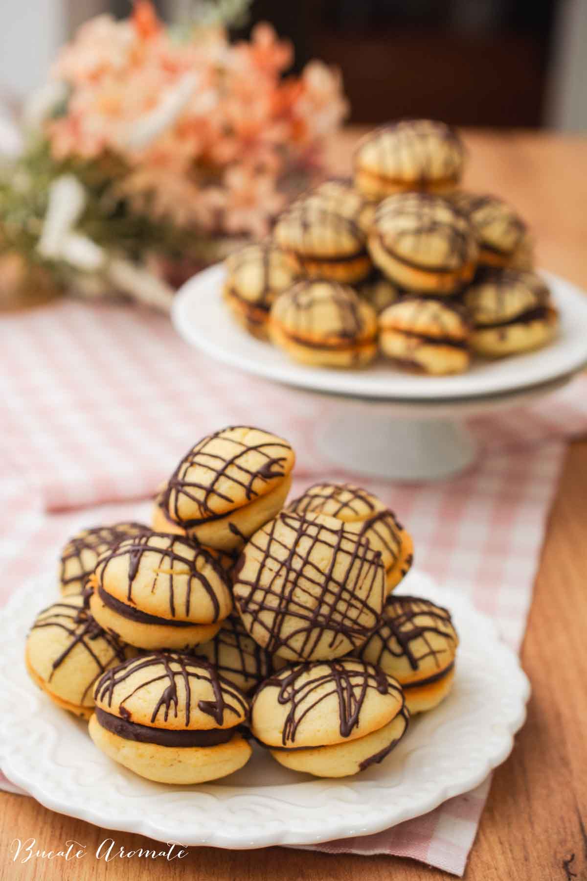 Paleuri umplute cu ciocolată, servite pe platouri festive cu față de masă în carouri