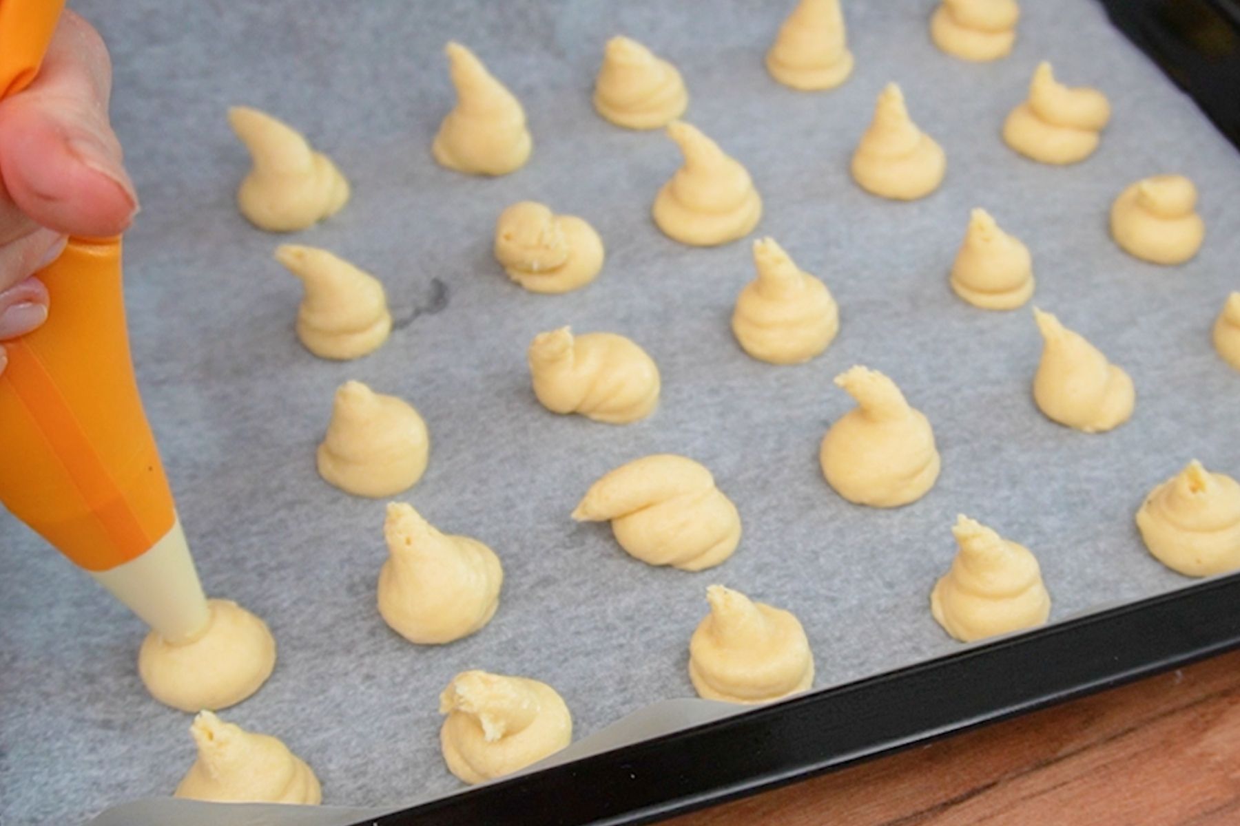 Formare fursecuri pentru paleuri cu poșul, înainte de coacere, pe tavă tapetată