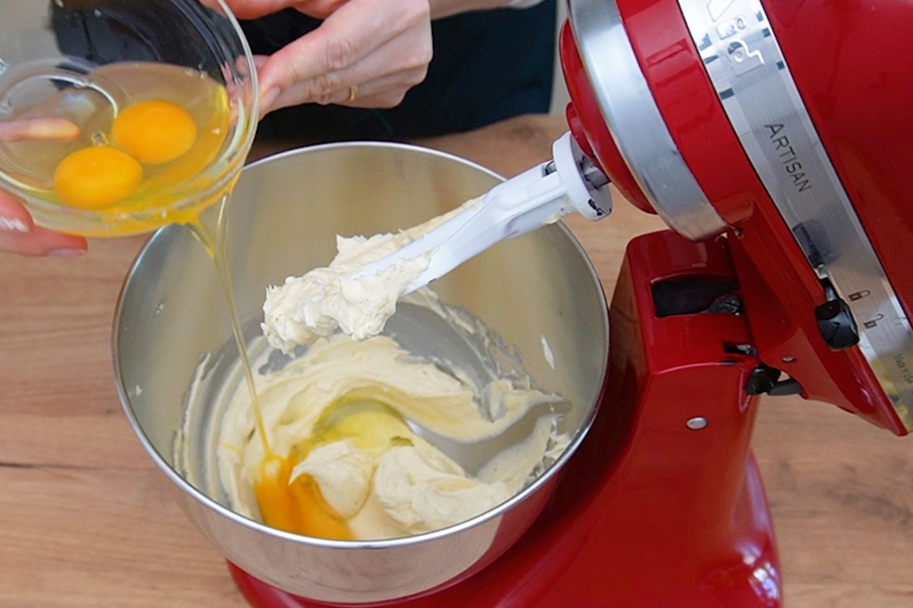 Adăugare ouă în aluat pentru prăjitură cu prune, unt și zahăr în mixer de bucătărie