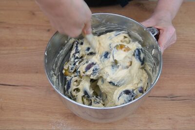 Prune proaspete amestecate în aluat de prăjitură de toamnă cu iaurt, rețetă simplă și rapidă