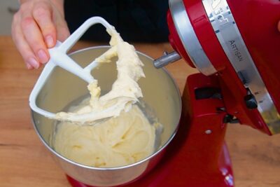 Unt mixat cu zahar pana devine spuma pentru blatul prajiturii cu prune