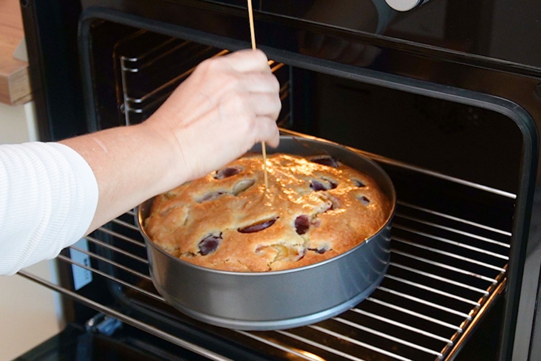 Testul cu scobitoarea pentru prăjitura cu prune, verificare dacă este coaptă uniform