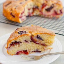 Felie de prăjitură cu iaurt și prune, desert simplu de sezon