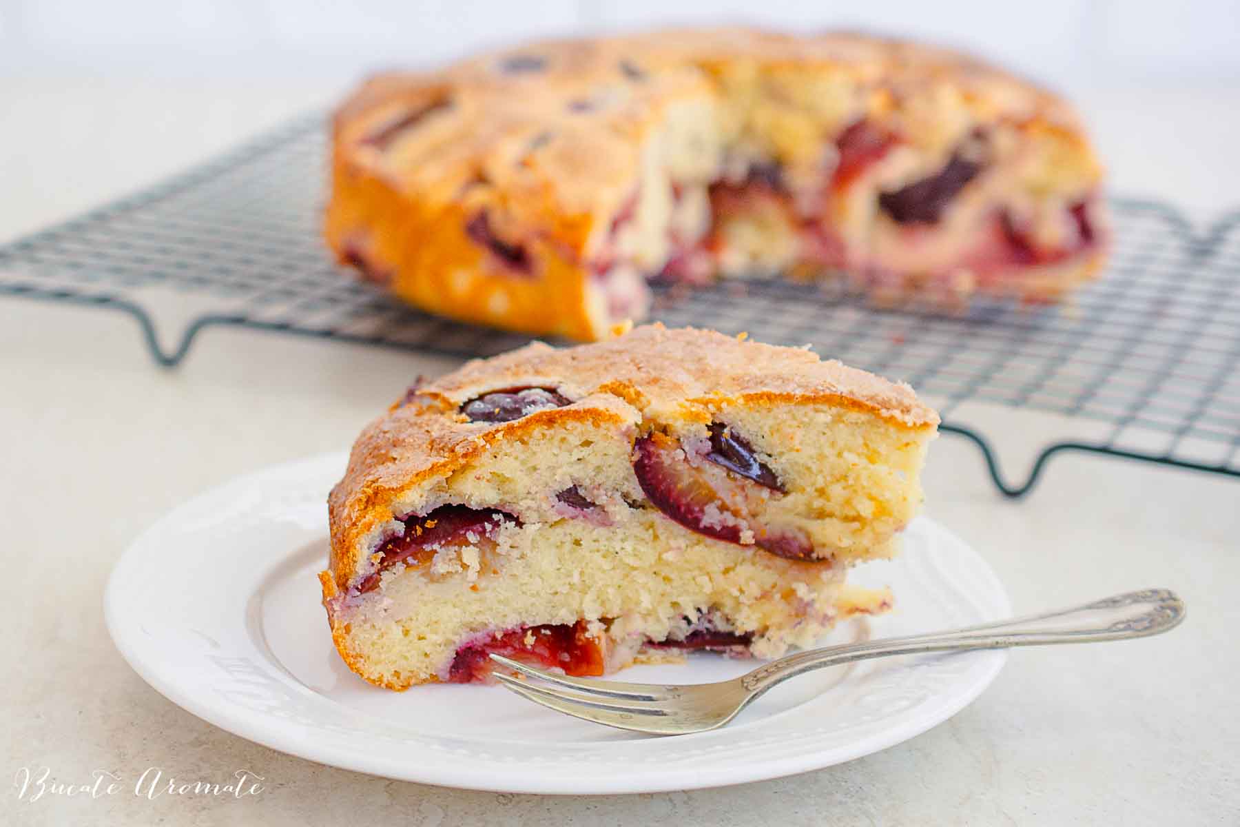 Prăjitură pufoasă cu prune, perfectă pentru toamnă, servită simplu