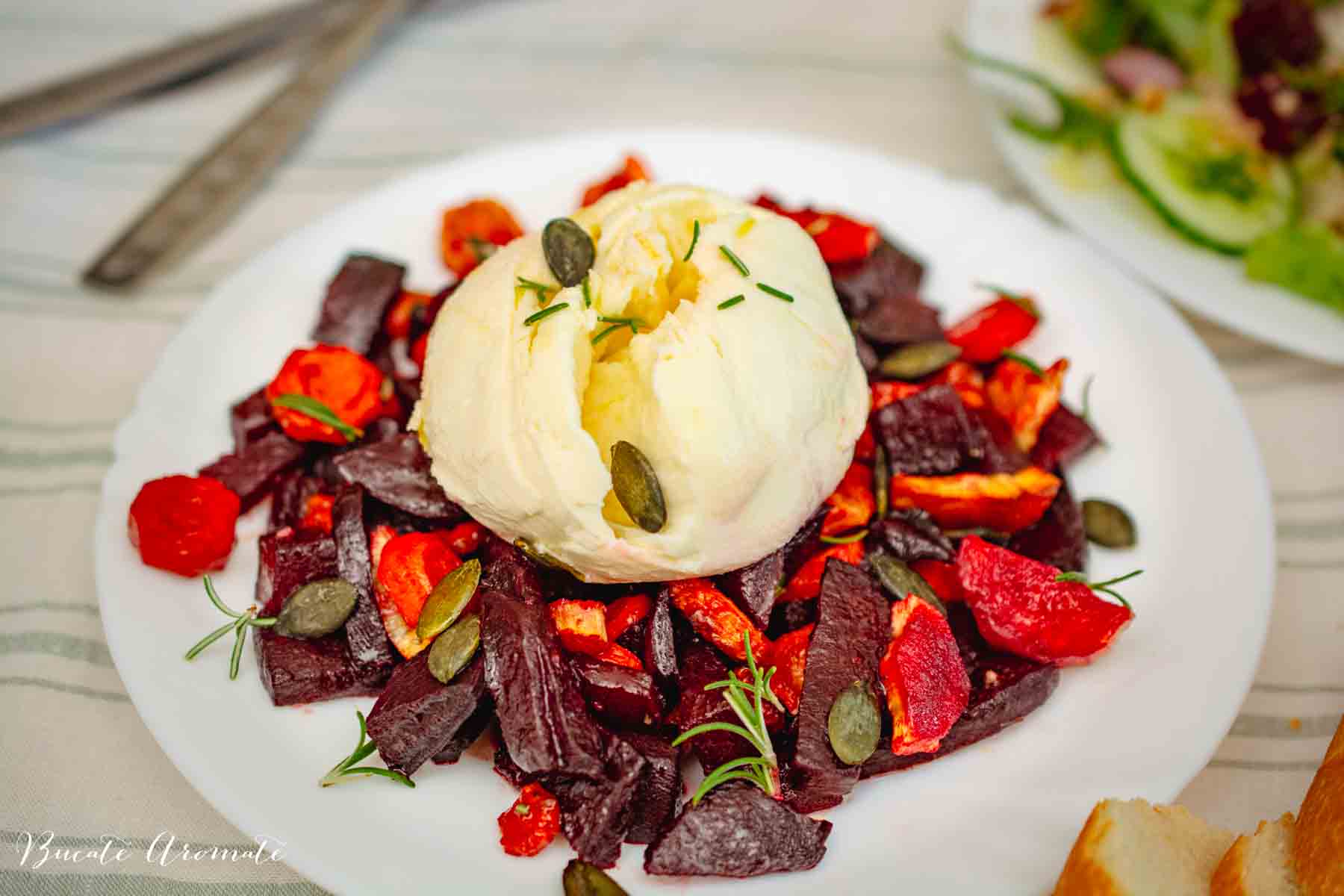 salata cu legume coapte: sfecla, morcov, pastarnac servita cu mozzarella fresca si seminte de dovleac