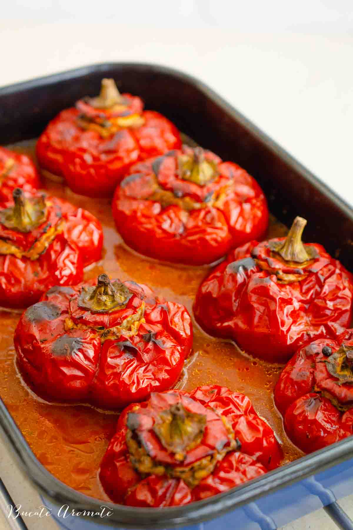 Gogoșari umpluți cu carne de pui, copți la cuptor în sos de roșii, rumeniți frumos în tavă