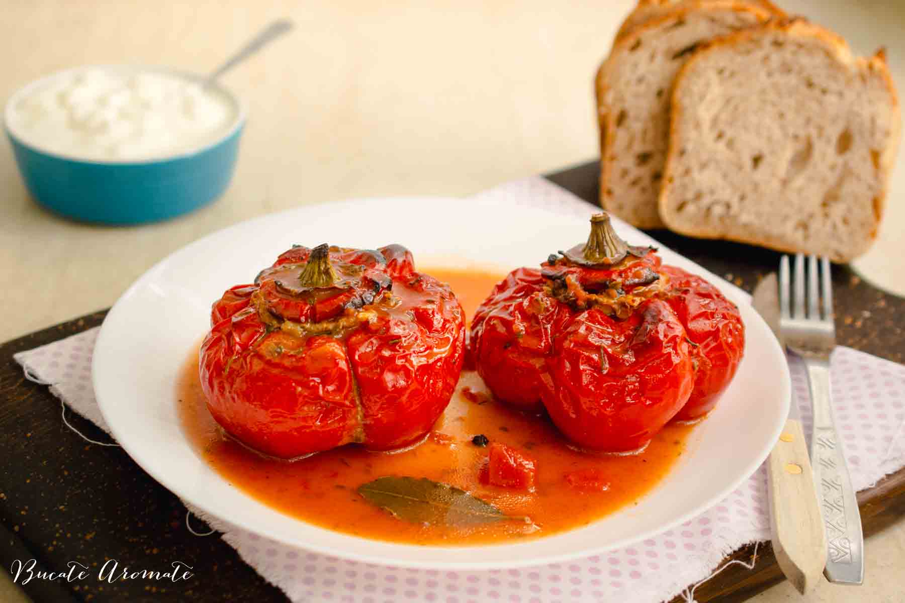 Gogoșari umpluți copți în sos de roșii, rețetă de toamnă servită cu pâine și smântână