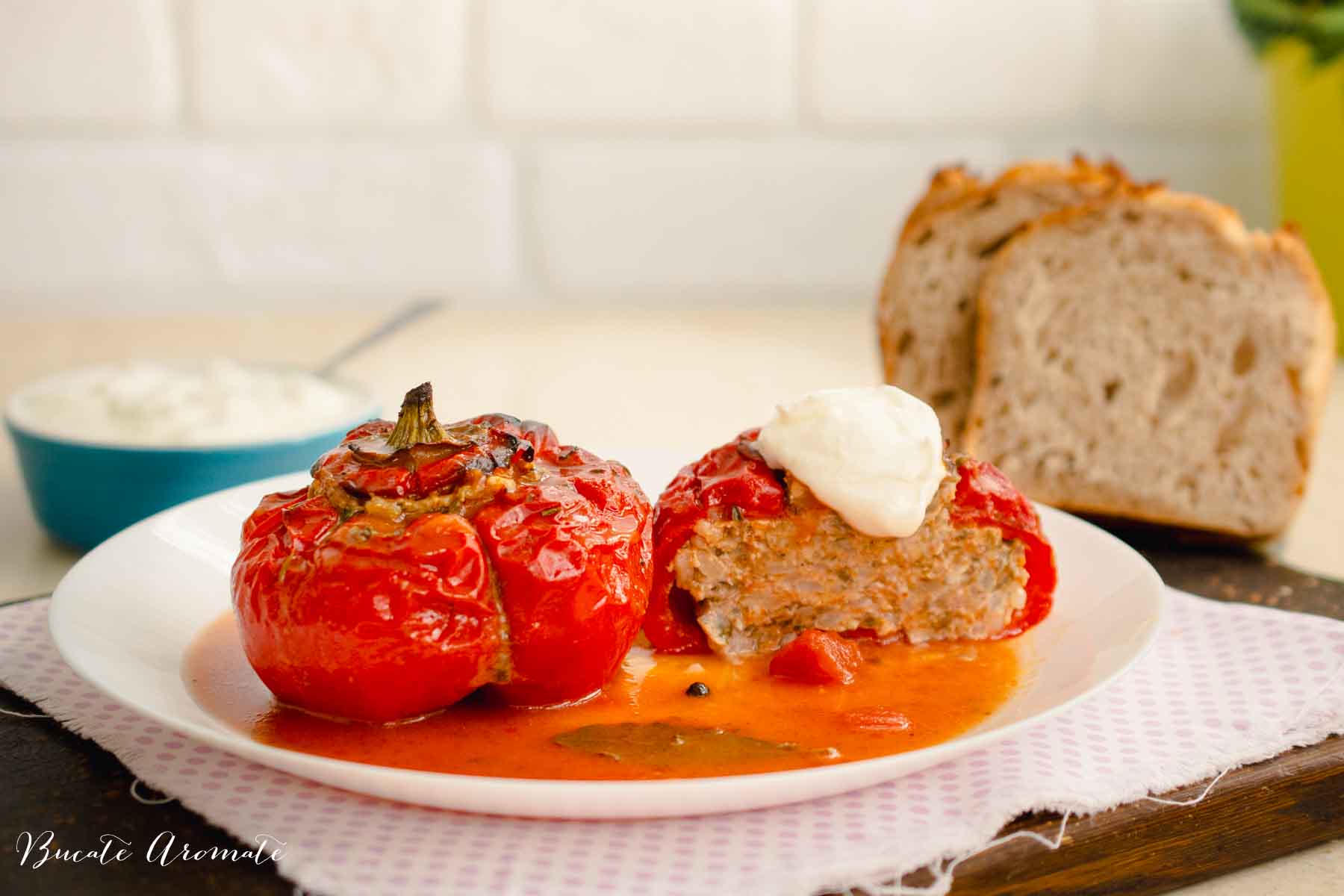 Secțiune de gogoșar umplut cu carne de pui și orez, servit cu smântână