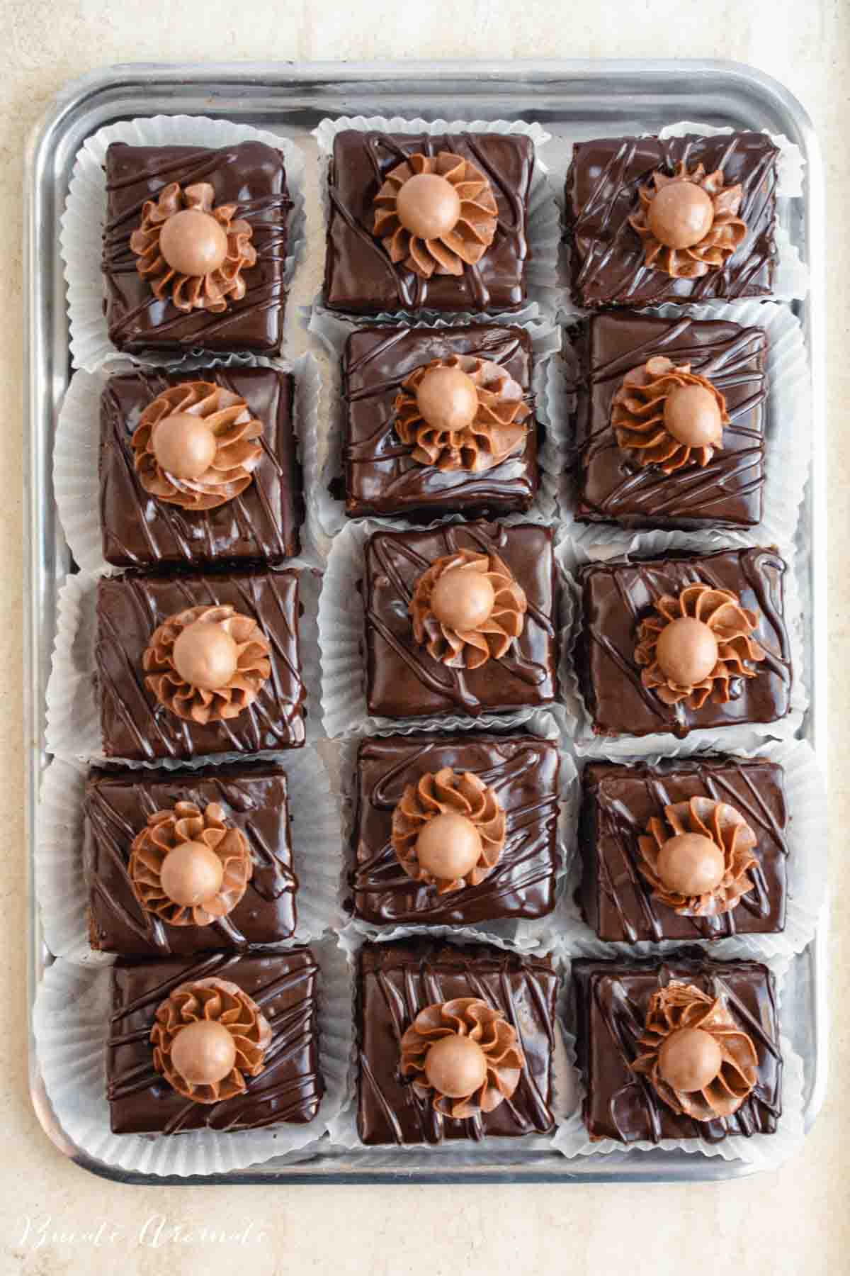 Tavă cu amandine cu ciocolată, rețetă de casă, cu glazură simplă și ganache, decorate cu bomboane de ciocolată