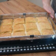 Cremșnit de casă montat în tavă, acoperit cu folie alimentară pentru răcire la frigider.