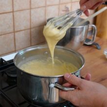 Crema de vanilie fiartă pe foc mic până se îngroașă pentru cremșnit.