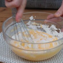 Gălbenușuri amestecate cu amidon și lapte rece pentru crema de vanilie a cremșnitului.