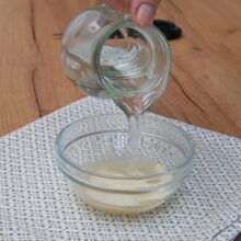 Gelatină granule pusă la hidratat în apă rece pentru crema de vanilie a cremșnitului.