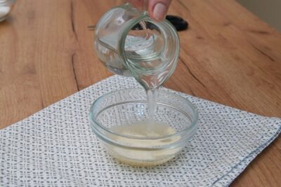 Gelatină granule pusă la hidratat în apă rece pentru crema de vanilie a cremșnitului.