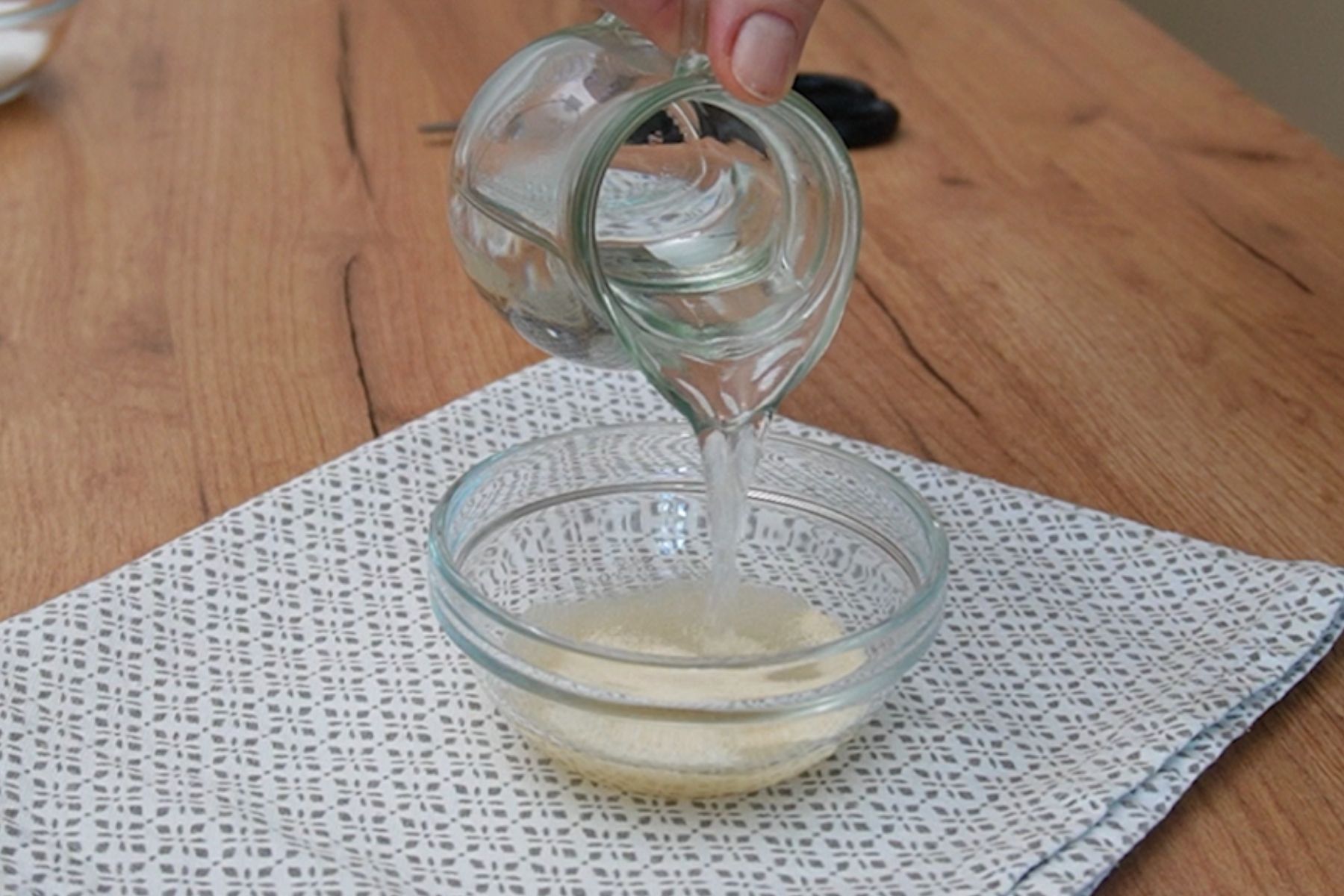 Gelatină granule pusă la hidratat în apă rece pentru crema de vanilie a cremșnitului.