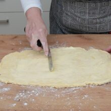 Ungerea aluatului fraged cu unt moale pentru stratificarea foilor de cremșnit