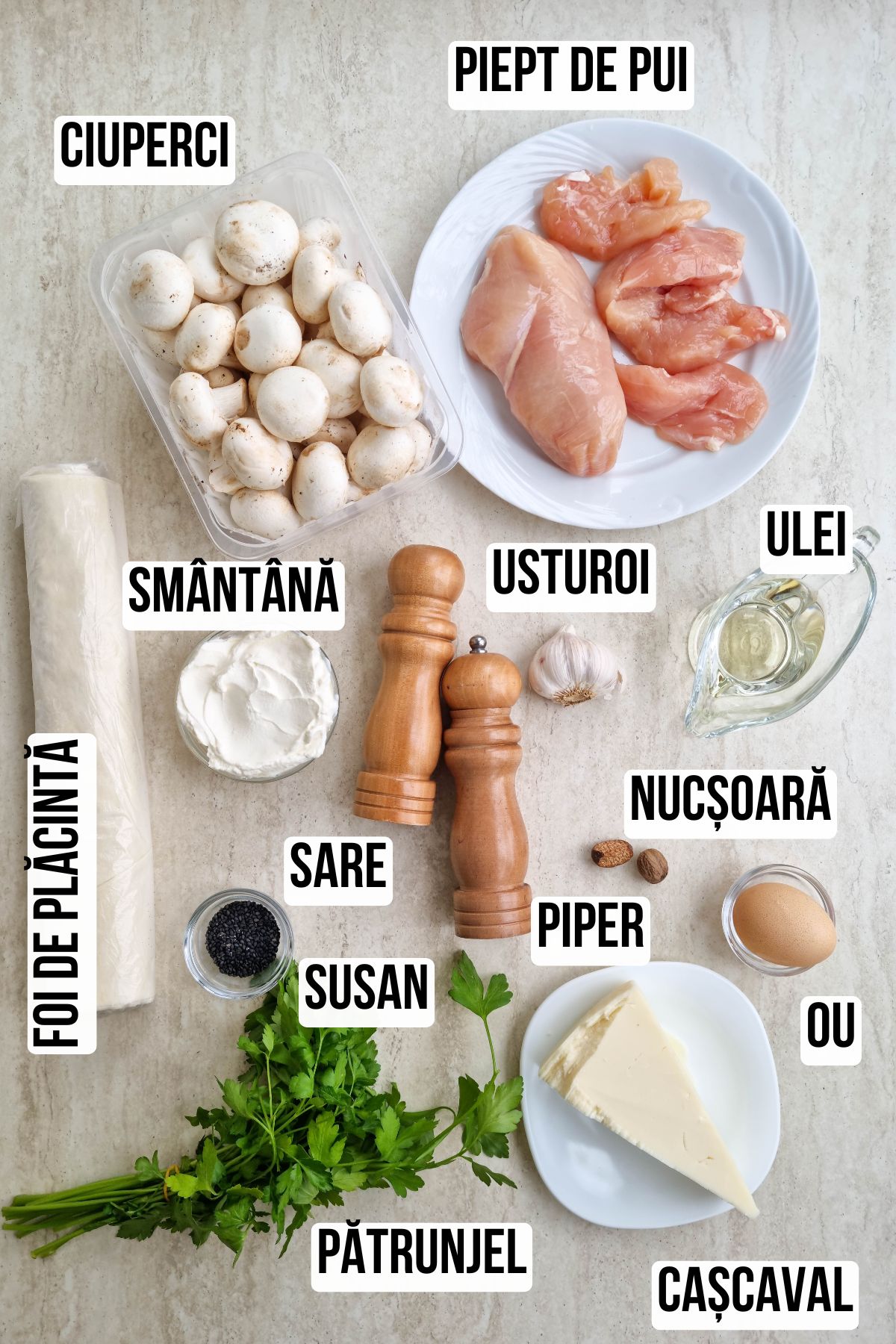 Ingrediente listate cu etichete pentru reteta de placinte cu pui, ciuperci si cascaval 
