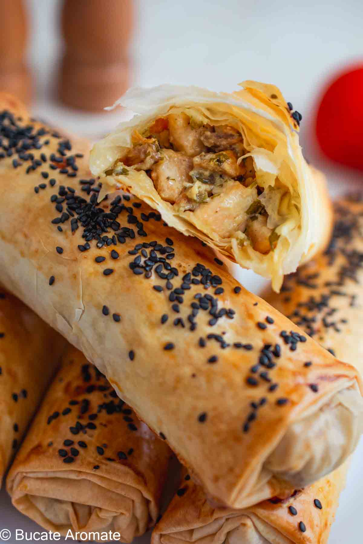 Interiorul unei plăcinte cu pui și ciuperci, tăiată pentru a arăta umplutura cremoasă și foile crocante