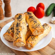 Plăcinte sărate cu foi subțiri și umplutură cremoasă de pui și ciuperci, presărate cu semințe negre