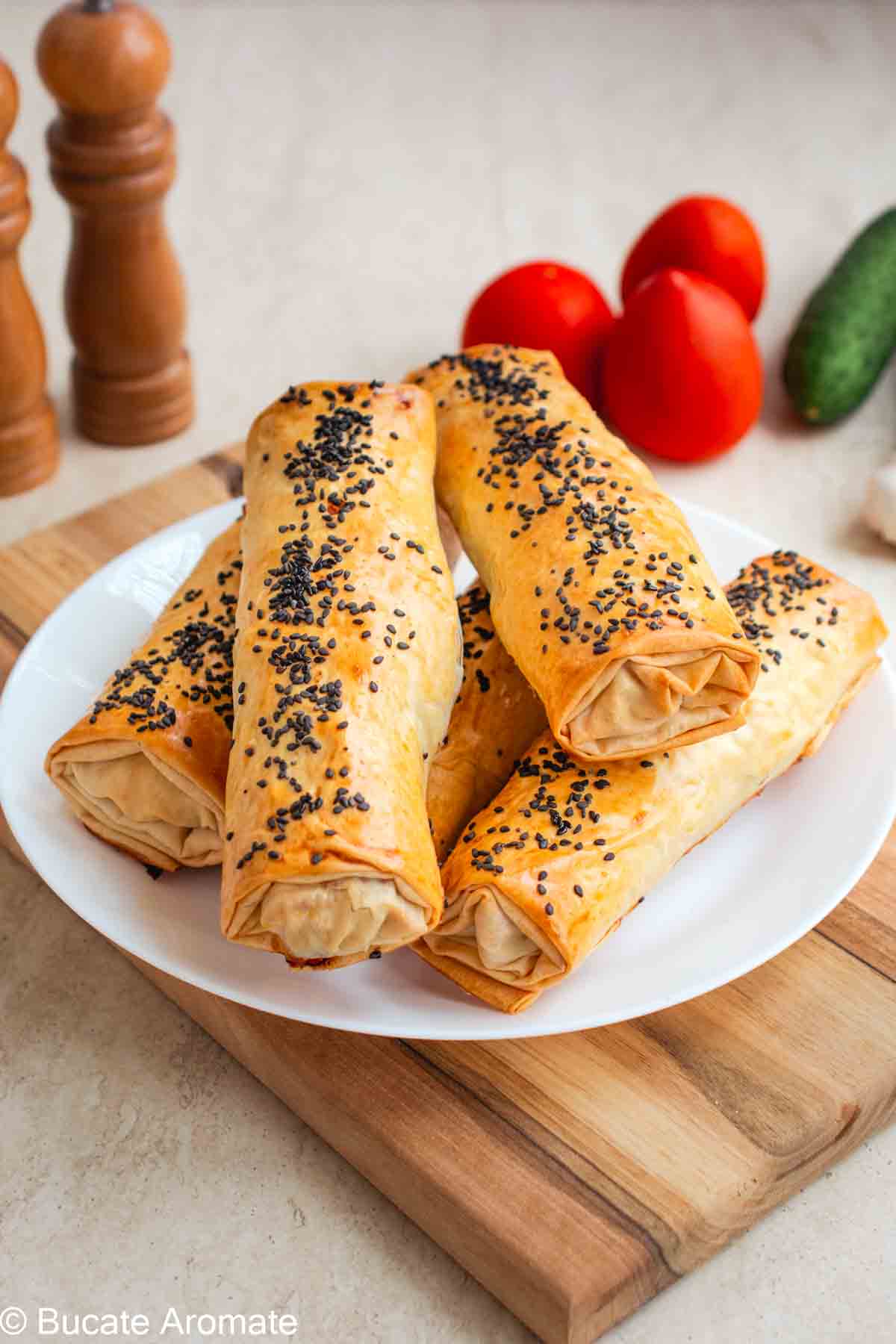 Rulouri din foi de plăcintă cu pui și cașcaval, rețetă simplă și rapidă, gata coapte, pe hârtie de copt