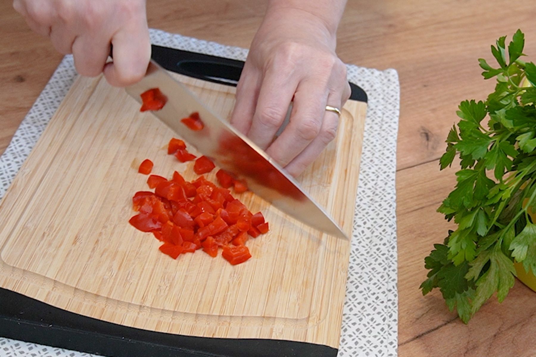 gogosari in otet taiati cubulete mici pentru salata cu pui si ciuperci