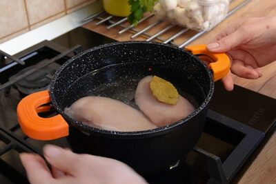 piept de pui fara os fiert in apa cu mirodenii pentru salata usoara cu ciuperci si sos de usturoi