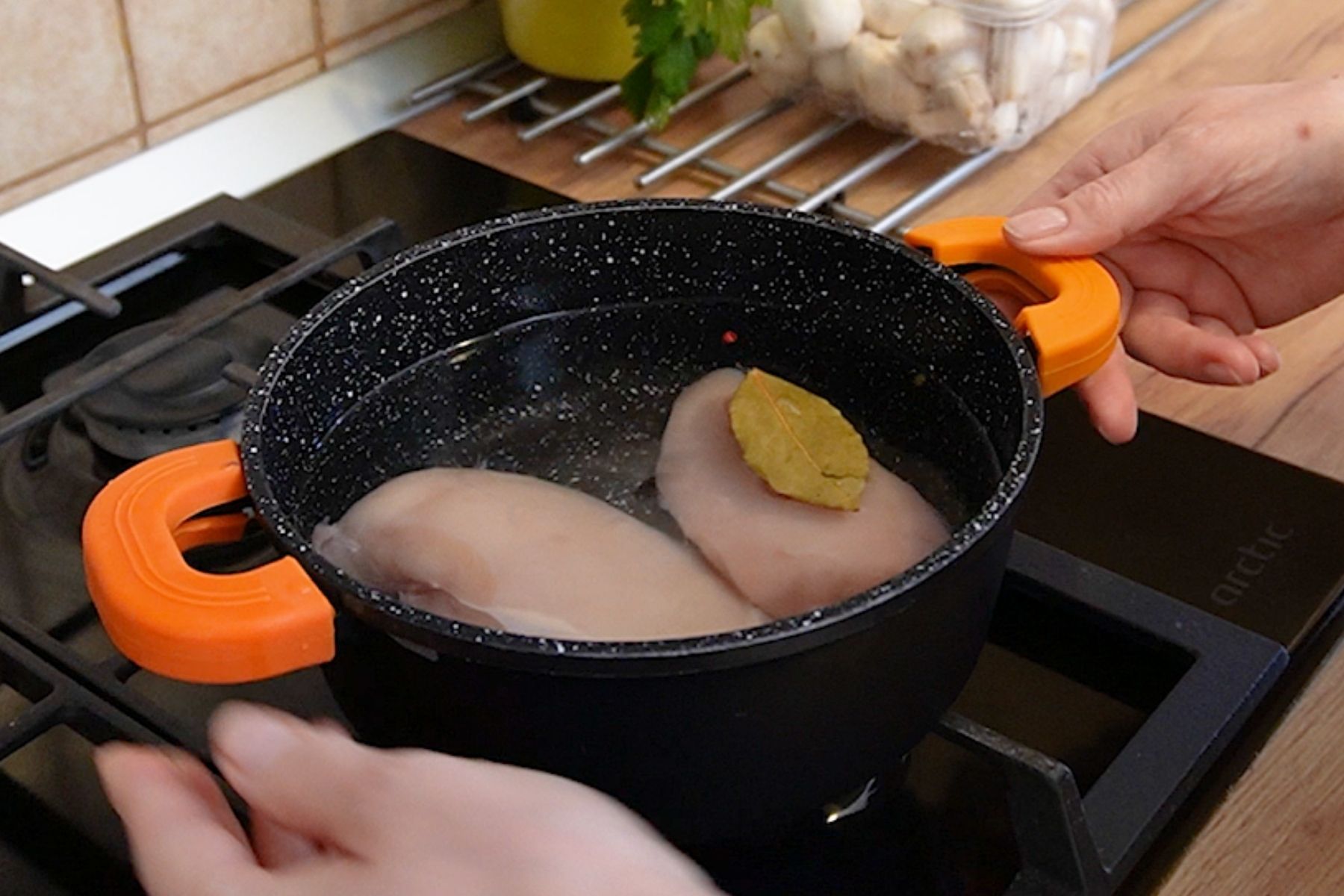 piept de pui fara os fiert in apa cu mirodenii pentru salata usoara cu ciuperci si sos de usturoi