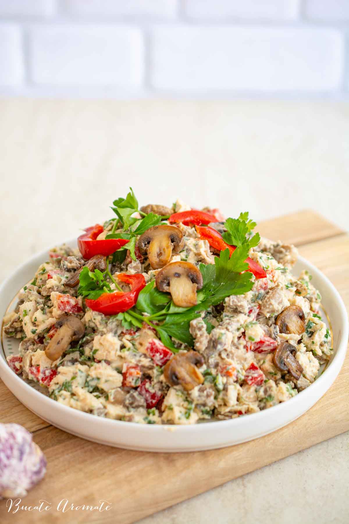 Salată festivă cu piept de pui, ciuperci și maioneză cu ou fiert, cu decor de pătrunjel și legume colorate