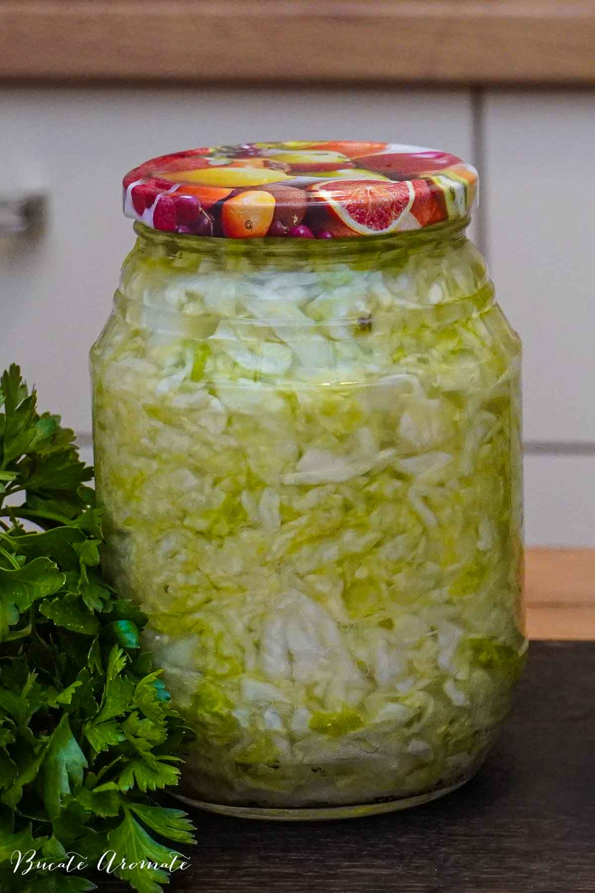 Borcan mare cu varză murată în suc propriu, conservată fără apă sau saramură