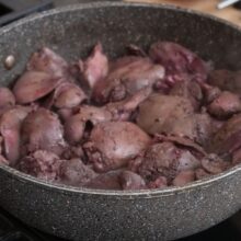 Ficăței de pui fierți în tigaie pentru rețeta de chec aperitiv cu brânză și ouă