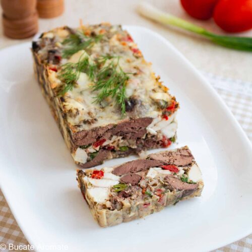 Chec aperitiv cu ficăței de pui, ouă și cașcaval, tăiat felii pe platou, rețetă sărată de la Bucate Aromate