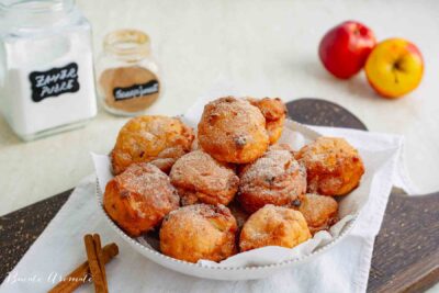 ogoși rapide cu praf de copt, mere și stafide, rumenite în ulei și pudrate cu zahăr vanilat