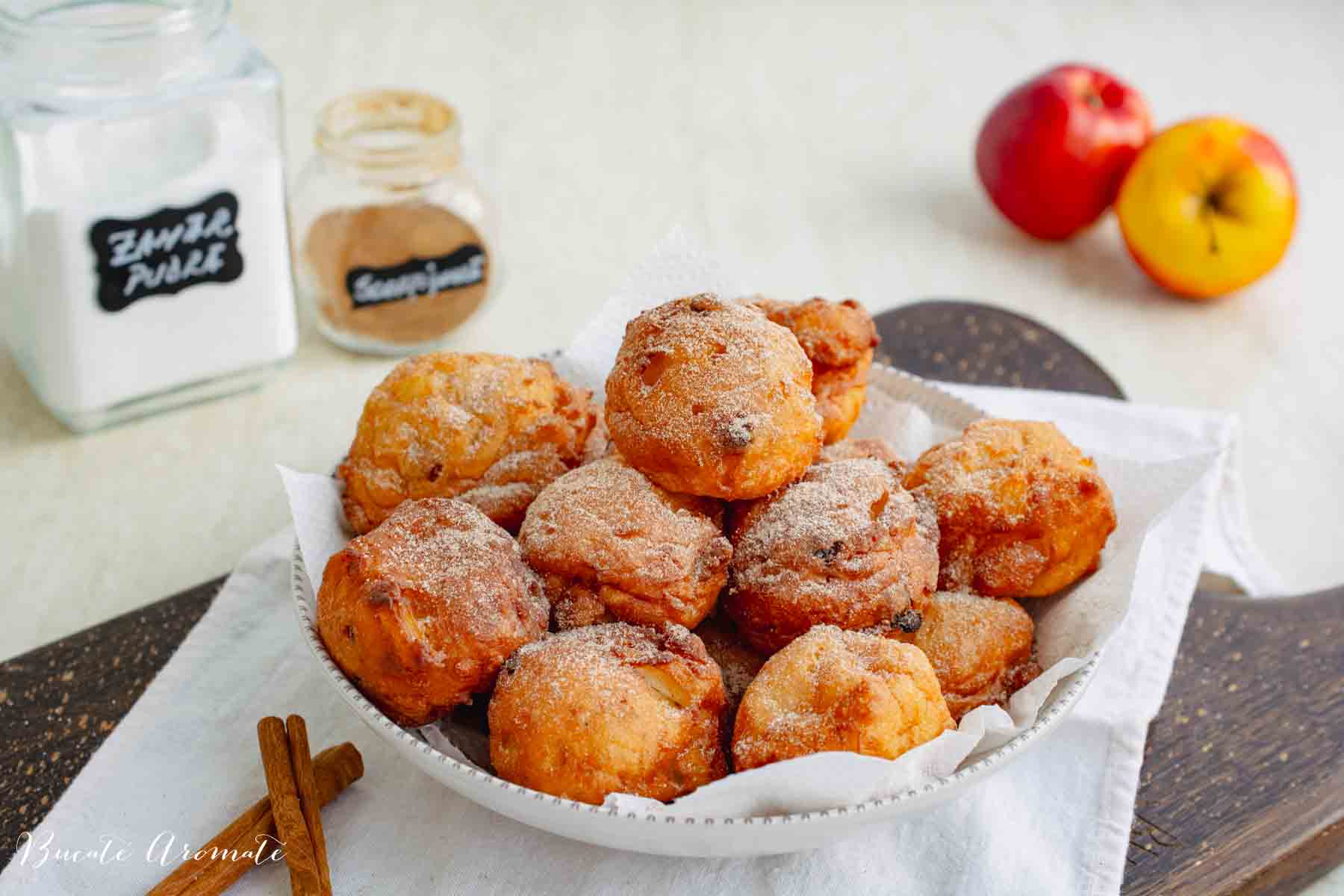 ogoși rapide cu praf de copt, mere și stafide, rumenite în ulei și pudrate cu zahăr vanilat