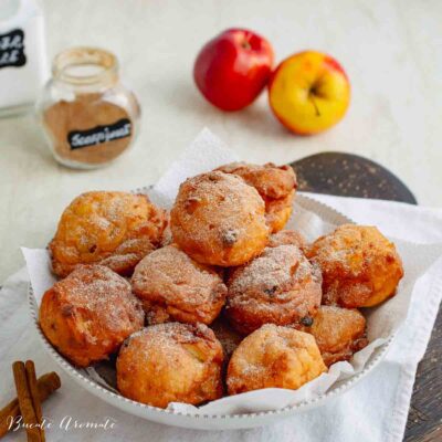 Bol cu gogoși rapide cu praf de copt și mere, desert de casă simplu și pufos