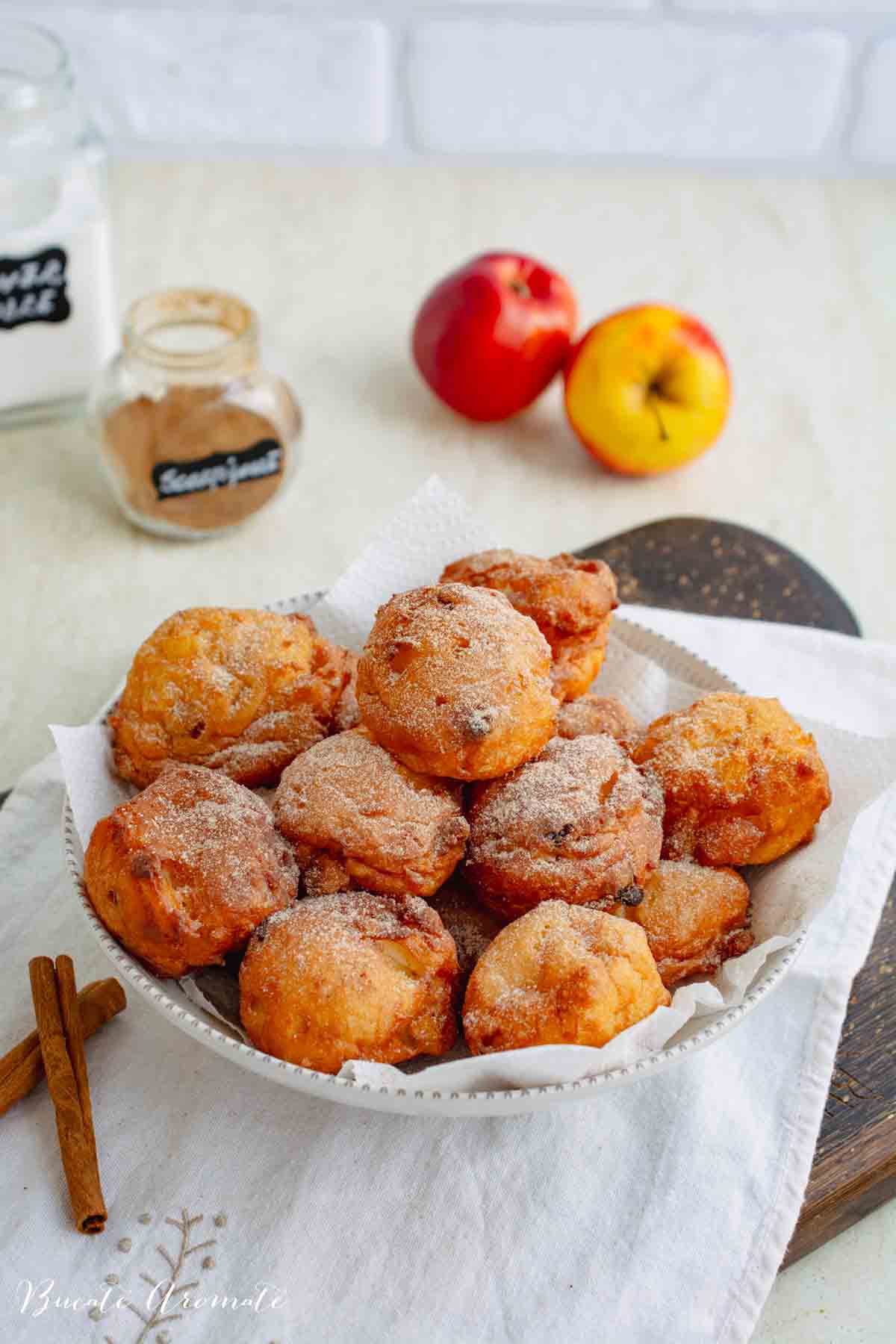 Gogoși rapide cu praf de copt și mere, pufoase și aromate, servite cu zahăr pudră
