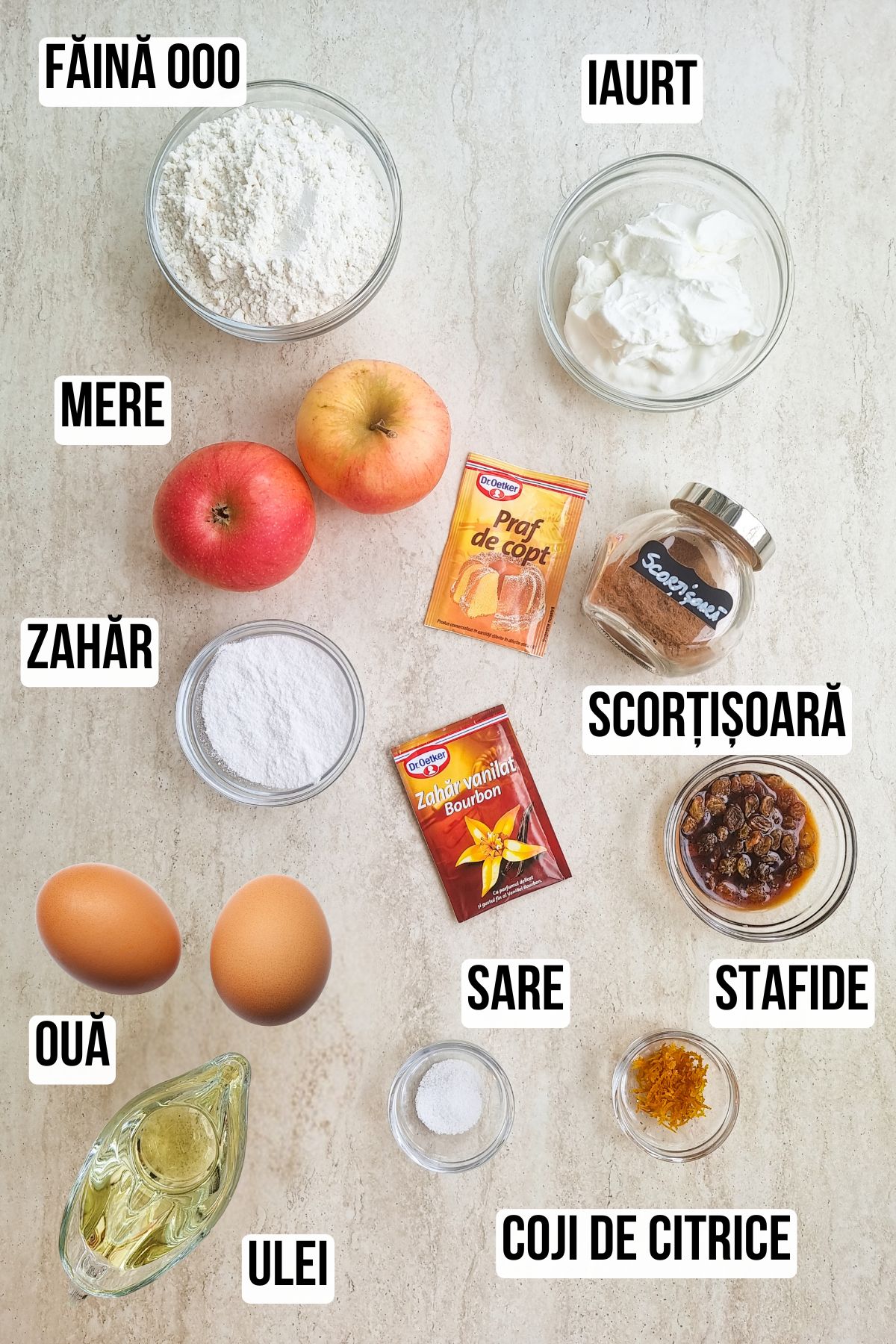 Ingrediente pentru gogoși rapide cu praf de copt: făină, mere, iaurt grecesc, ouă, stafide, zahăr, scorțișoară și coajă de citrice