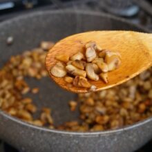 Ciuperci tocate și călite în ulei pentru umplutura de plăcinte cu pui și cașcaval