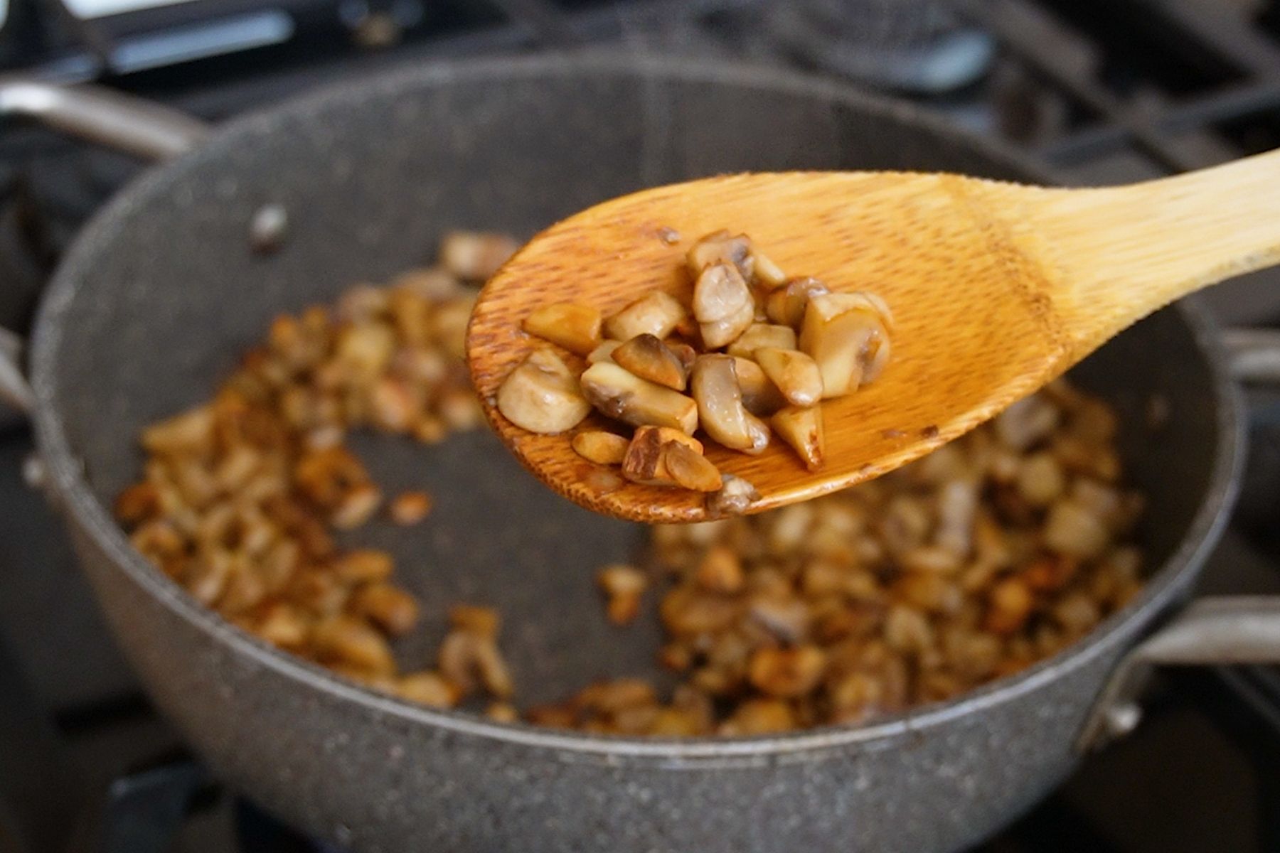 Ciuperci tocate și călite în ulei pentru umplutura de plăcinte cu pui și cașcaval