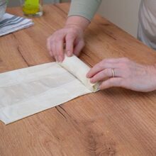 Foile de plăcintă unse și rulate cu umplutură de pui, ciuperci și cașcaval